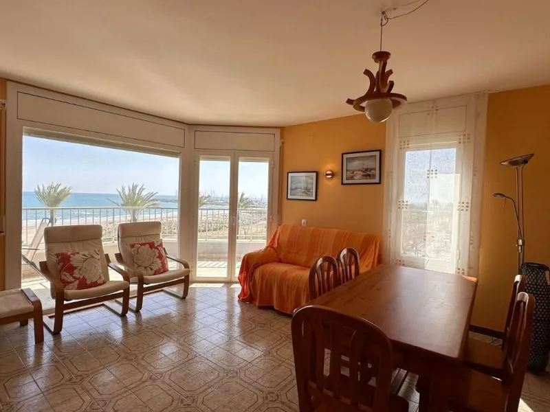 Frontline sea view apartment in Segur de Calafell