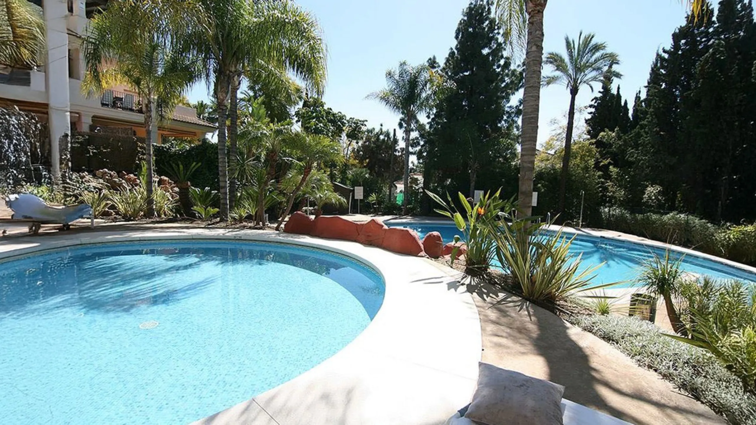 Property in unbeatable location, as is the area of Aloha, with all kinds of services within walking distance.