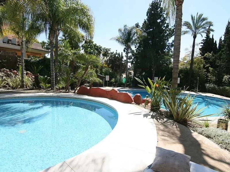 Property in unbeatable location, as is the area of Aloha, with all kinds of services within walking distance.