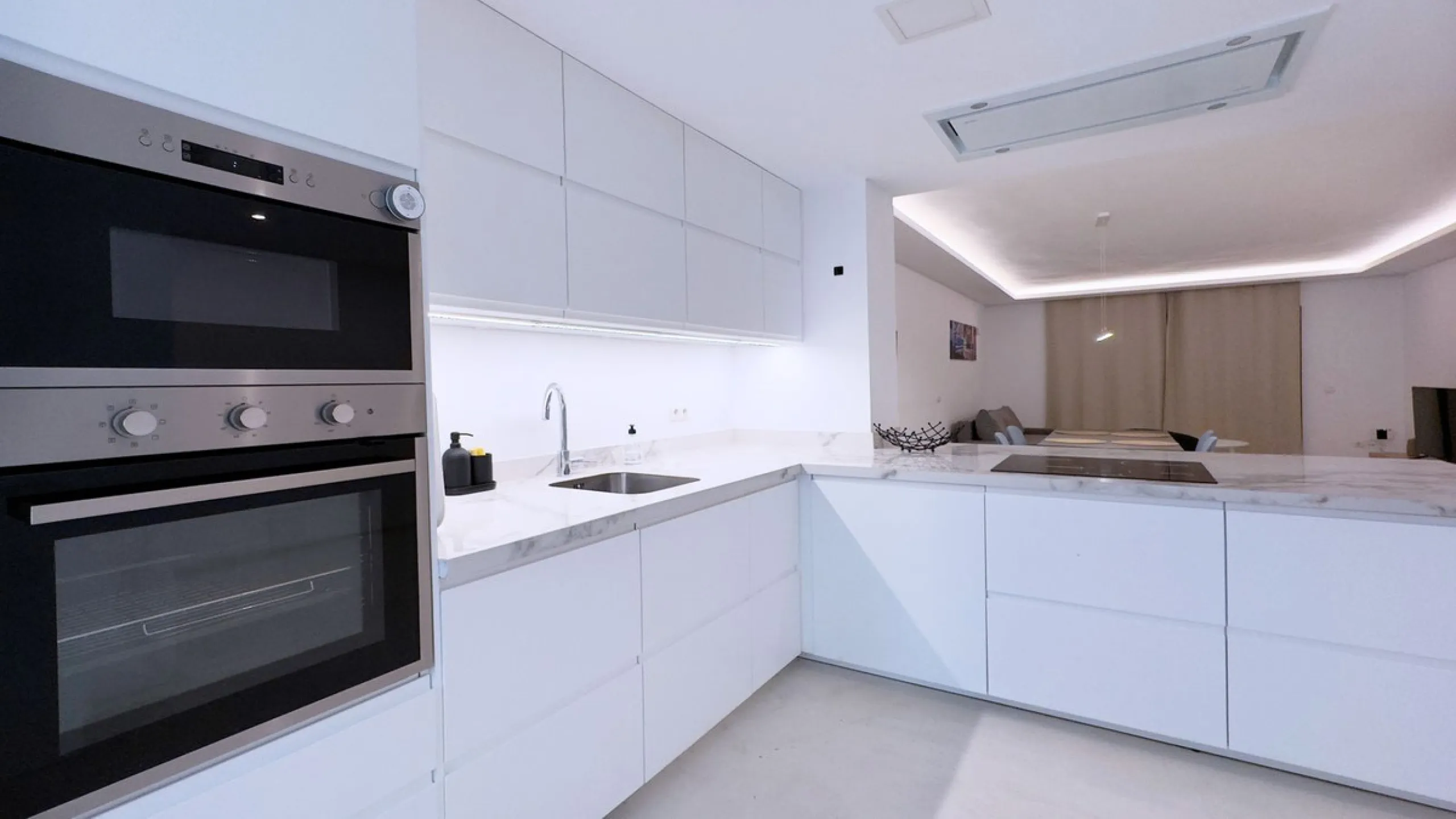 Property in unbeatable location, as is the area of Aloha, with all kinds of services within walking distance.