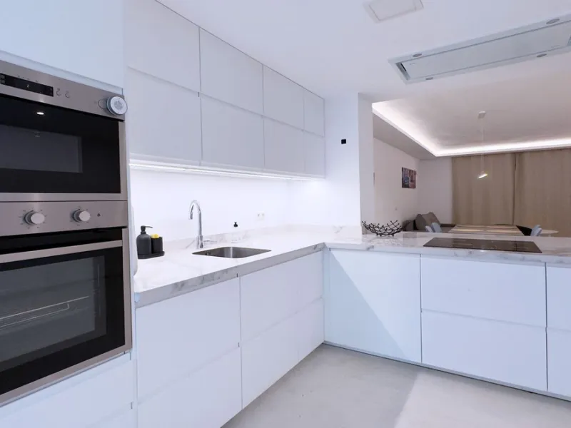 Property in unbeatable location, as is the area of Aloha, with all kinds of services within walking distance.