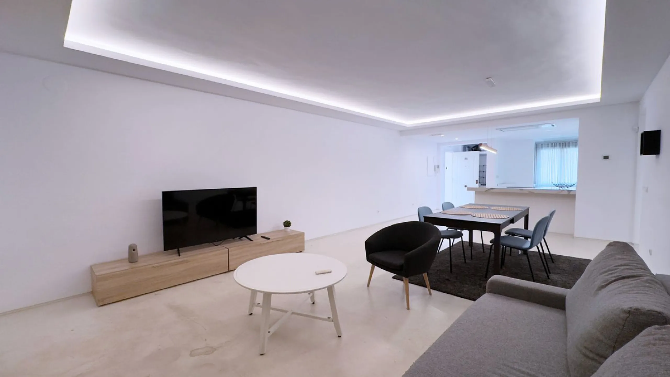 Property in unbeatable location, as is the area of Aloha, with all kinds of services within walking distance.