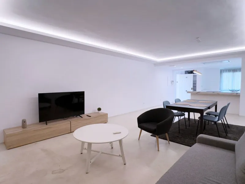 Property in unbeatable location, as is the area of Aloha, with all kinds of services within walking distance.
