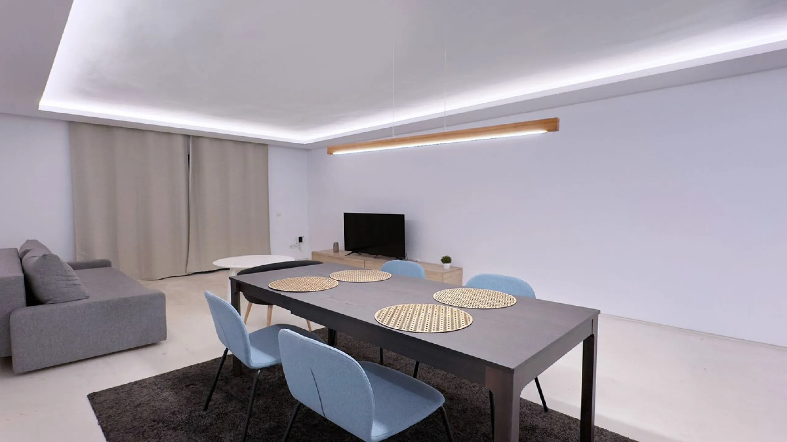 Property in unbeatable location, as is the area of Aloha, with all kinds of services within walking distance.