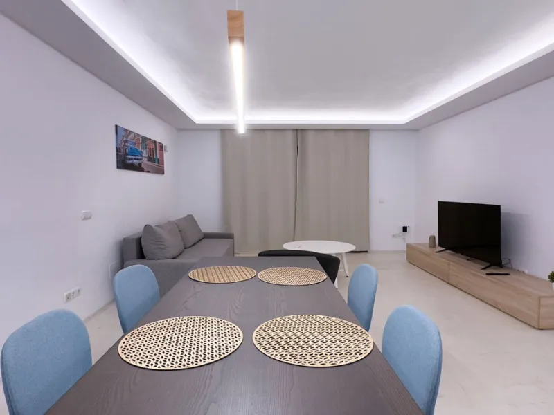 Property in unbeatable location, as is the area of Aloha, with all kinds of services within walking distance.