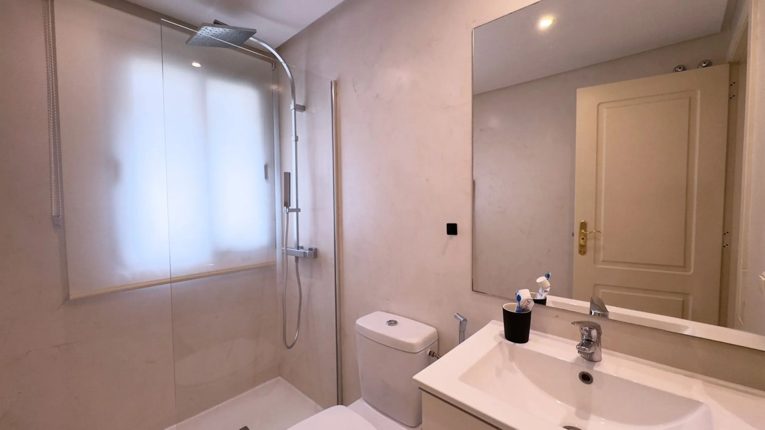 Property in unbeatable location, as is the area of Aloha, with all kinds of services within walking distance.