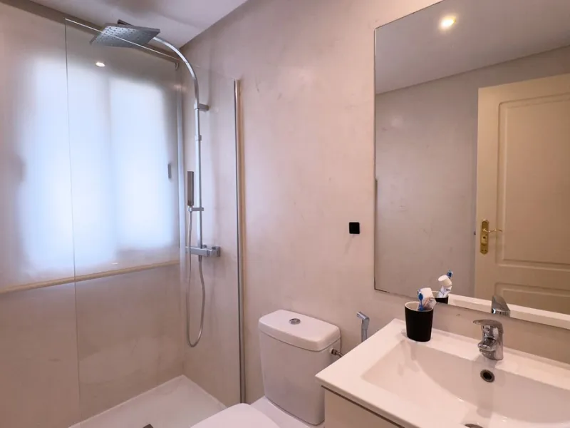 Property in unbeatable location, as is the area of Aloha, with all kinds of services within walking distance.
