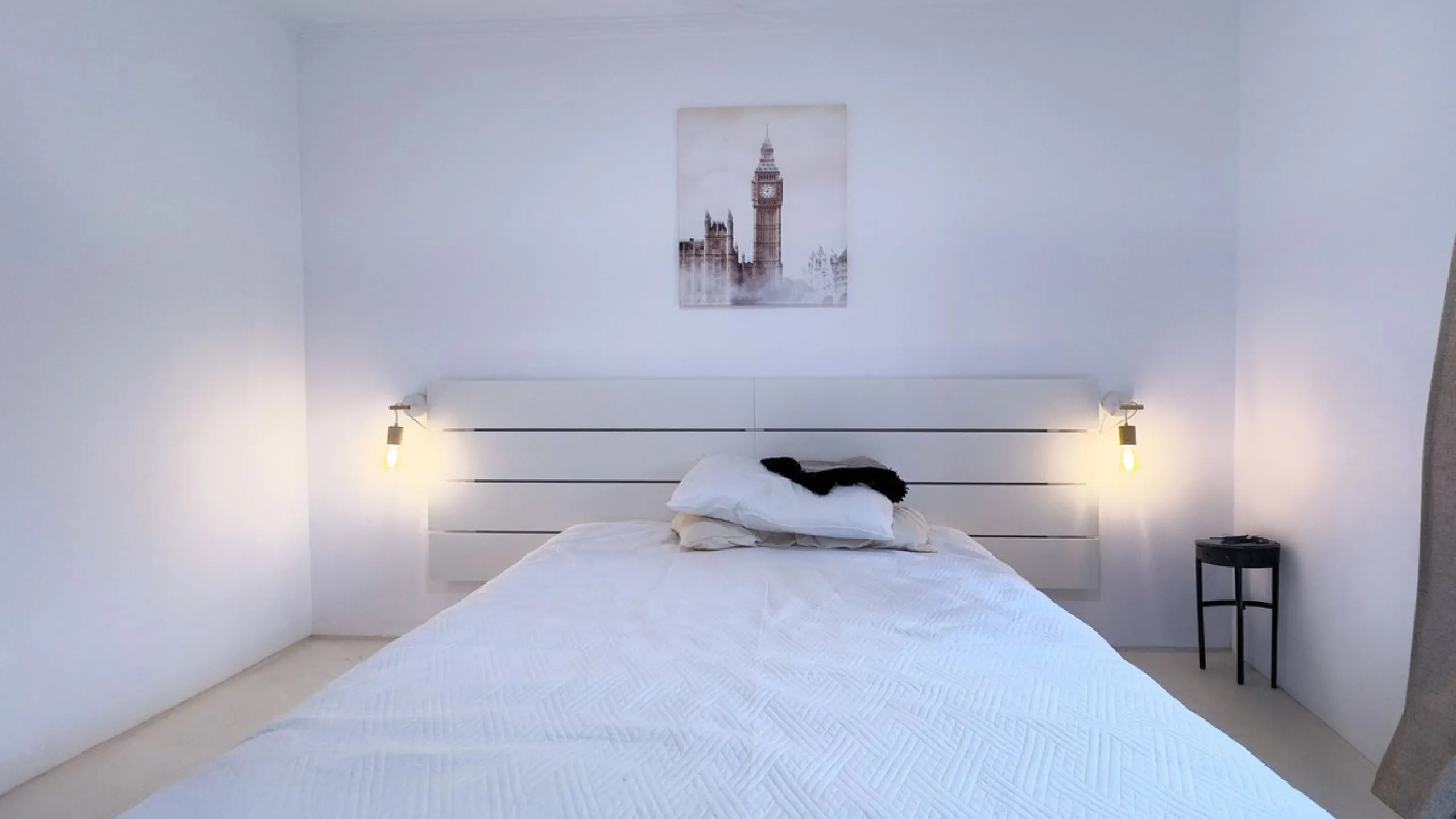 Property in unbeatable location, as is the area of Aloha, with all kinds of services within walking distance.