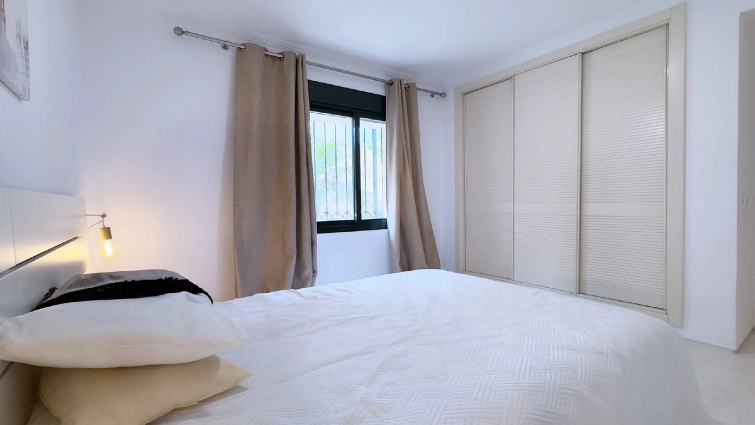 Property in unbeatable location, as is the area of Aloha, with all kinds of services within walking distance.