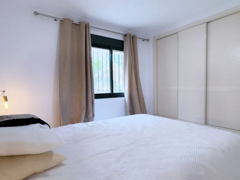 Property in unbeatable location, as is the area of Aloha, with all kinds of services within walking distance.