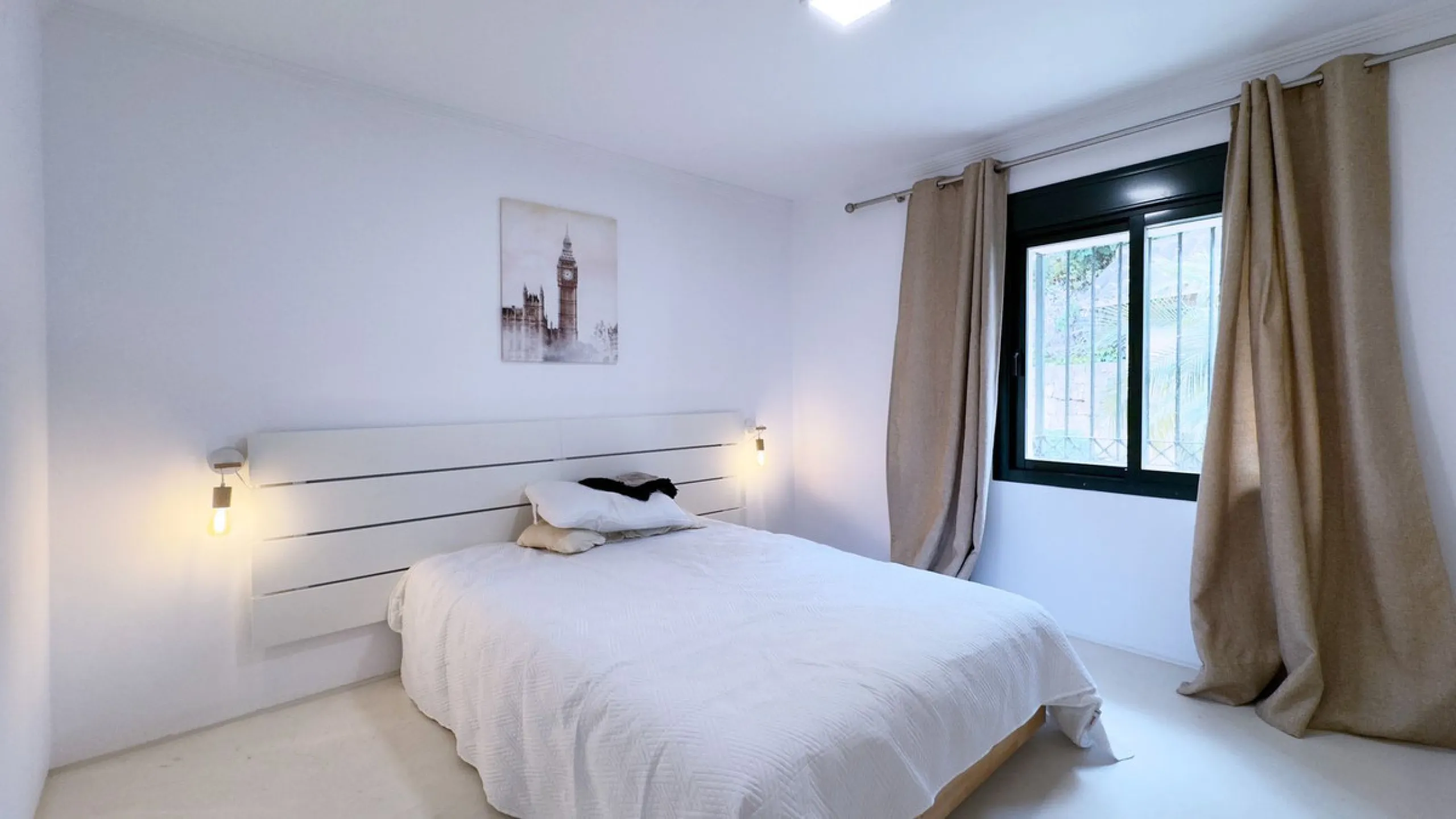 Property in unbeatable location, as is the area of Aloha, with all kinds of services within walking distance.