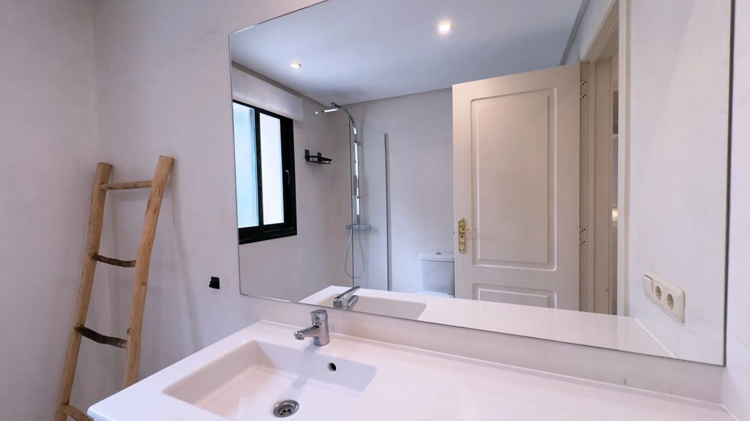 Property in unbeatable location, as is the area of Aloha, with all kinds of services within walking distance.