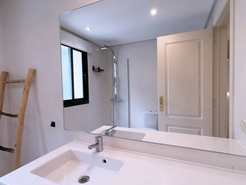 Property in unbeatable location, as is the area of Aloha, with all kinds of services within walking distance.