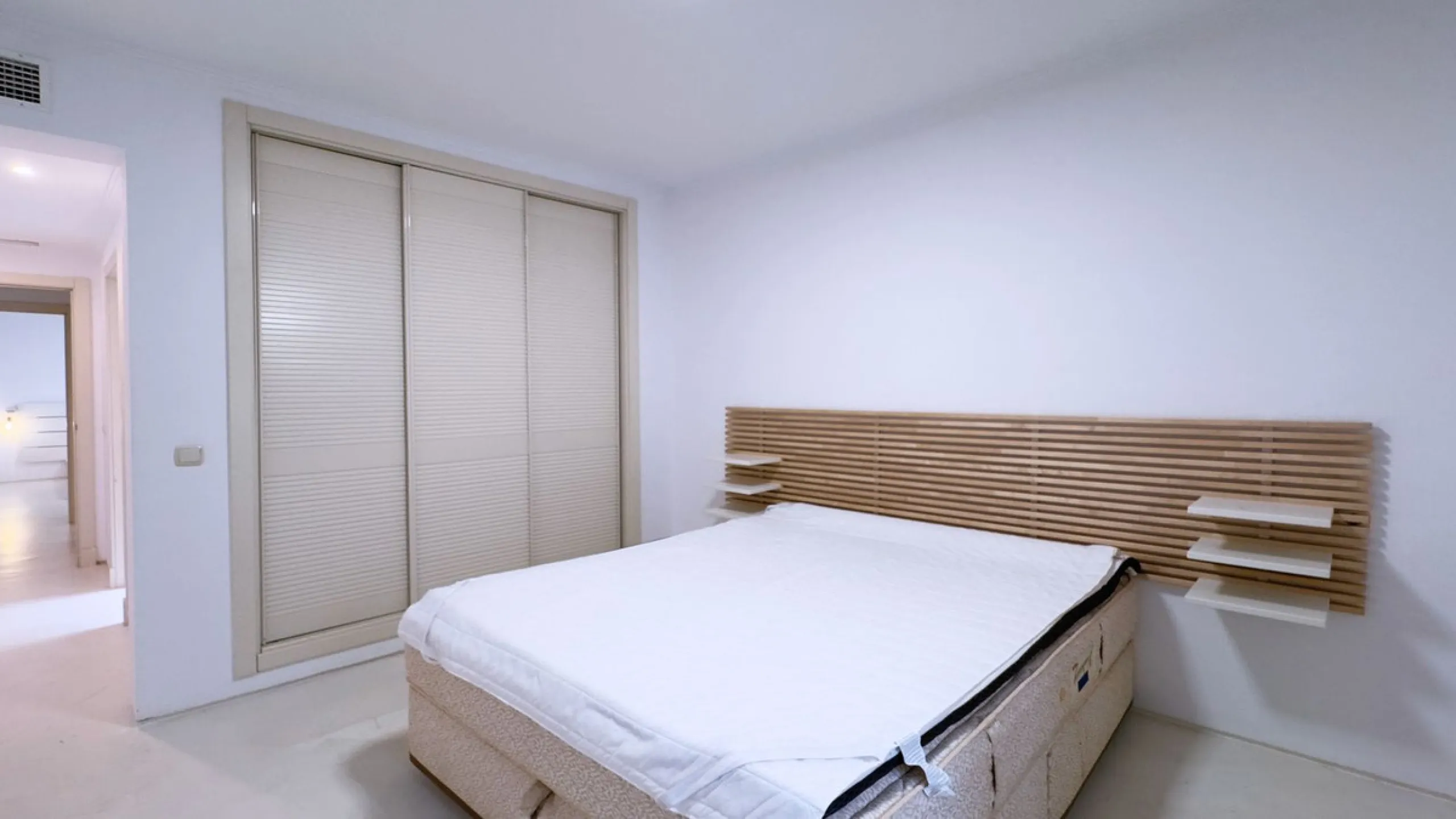 Property in unbeatable location, as is the area of Aloha, with all kinds of services within walking distance.