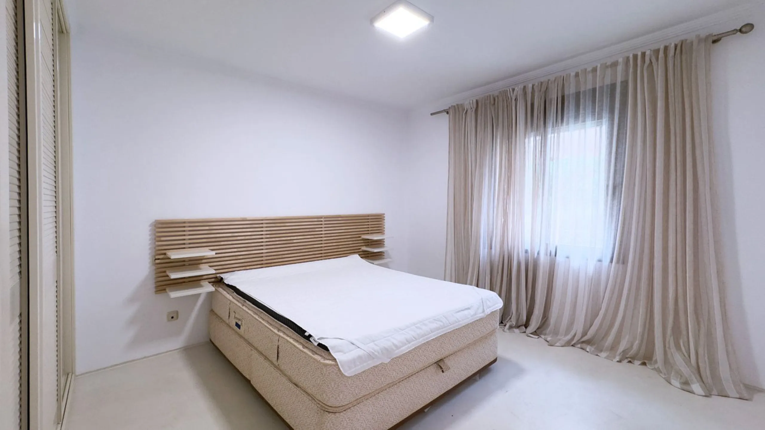 Property in unbeatable location, as is the area of Aloha, with all kinds of services within walking distance.