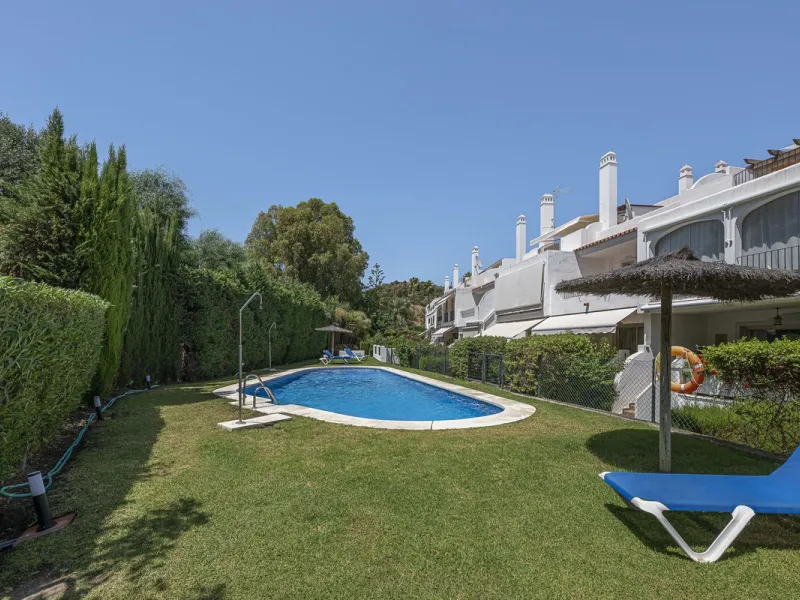 Elegant Family Townhouse in the Heart of Nueva Andalucía, Marbella´s  Golf ValleyWelcome to this beautifully maintained and spacious townhouse, ideally situated in the prestigious Golf Valley of Nueva Andalucía. This four-level home combines comfort, styl