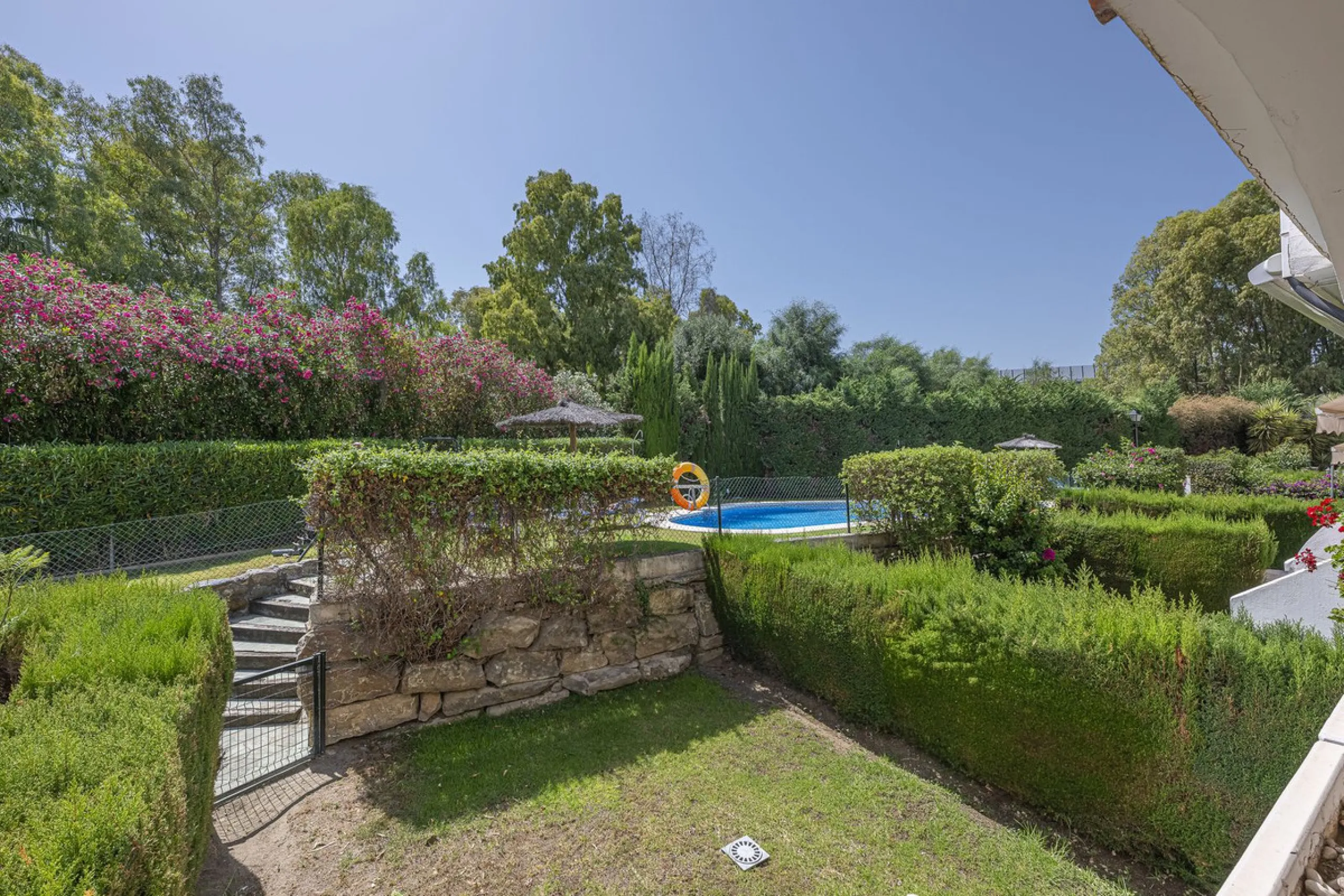 Elegant Family Townhouse in the Heart of Nueva Andalucía, Marbella´s  Golf ValleyWelcome to this beautifully maintained and spacious townhouse, ideally situated in the prestigious Golf Valley of Nueva Andalucía. This four-level home combines comfort, styl