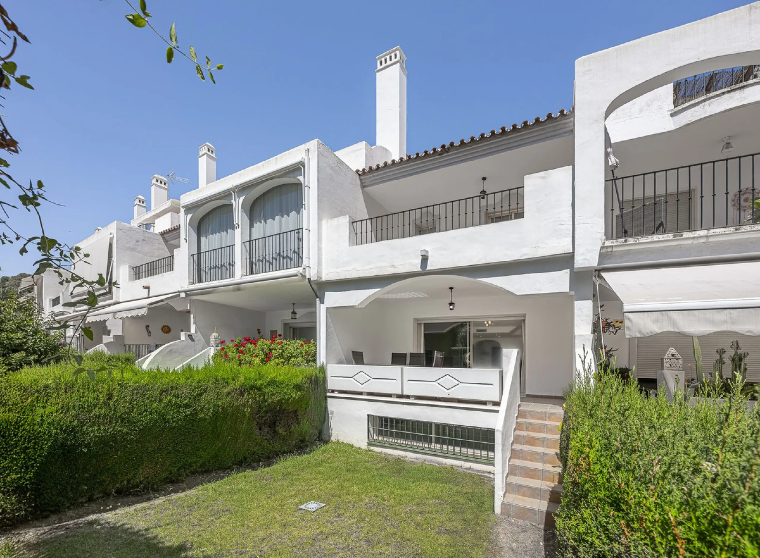Elegant Family Townhouse in the Heart of Nueva Andalucía, Marbella´s  Golf ValleyWelcome to this beautifully maintained and spacious townhouse, ideally situated in the prestigious Golf Valley of Nueva Andalucía. This four-level home combines comfort, styl