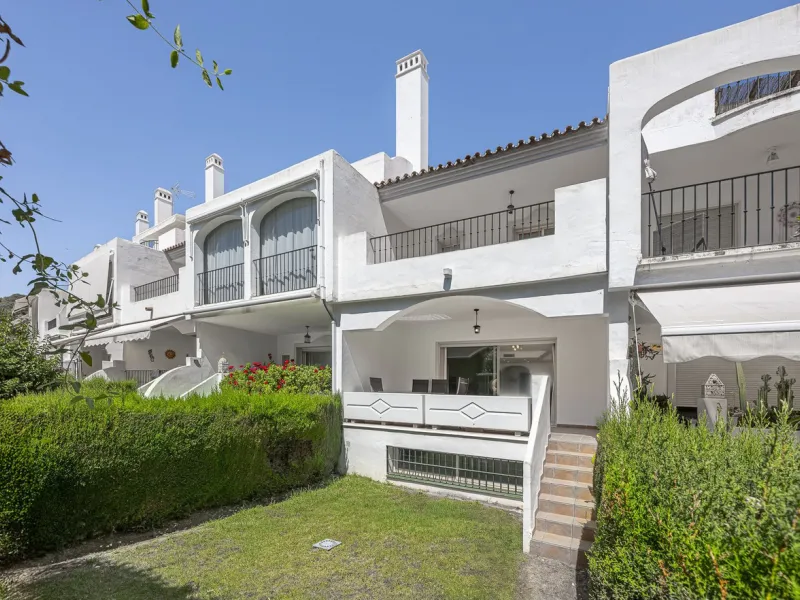 Elegant Family Townhouse in the Heart of Nueva Andalucía, Marbella´s  Golf ValleyWelcome to this beautifully maintained and spacious townhouse, ideally situated in the prestigious Golf Valley of Nueva Andalucía. This four-level home combines comfort, styl