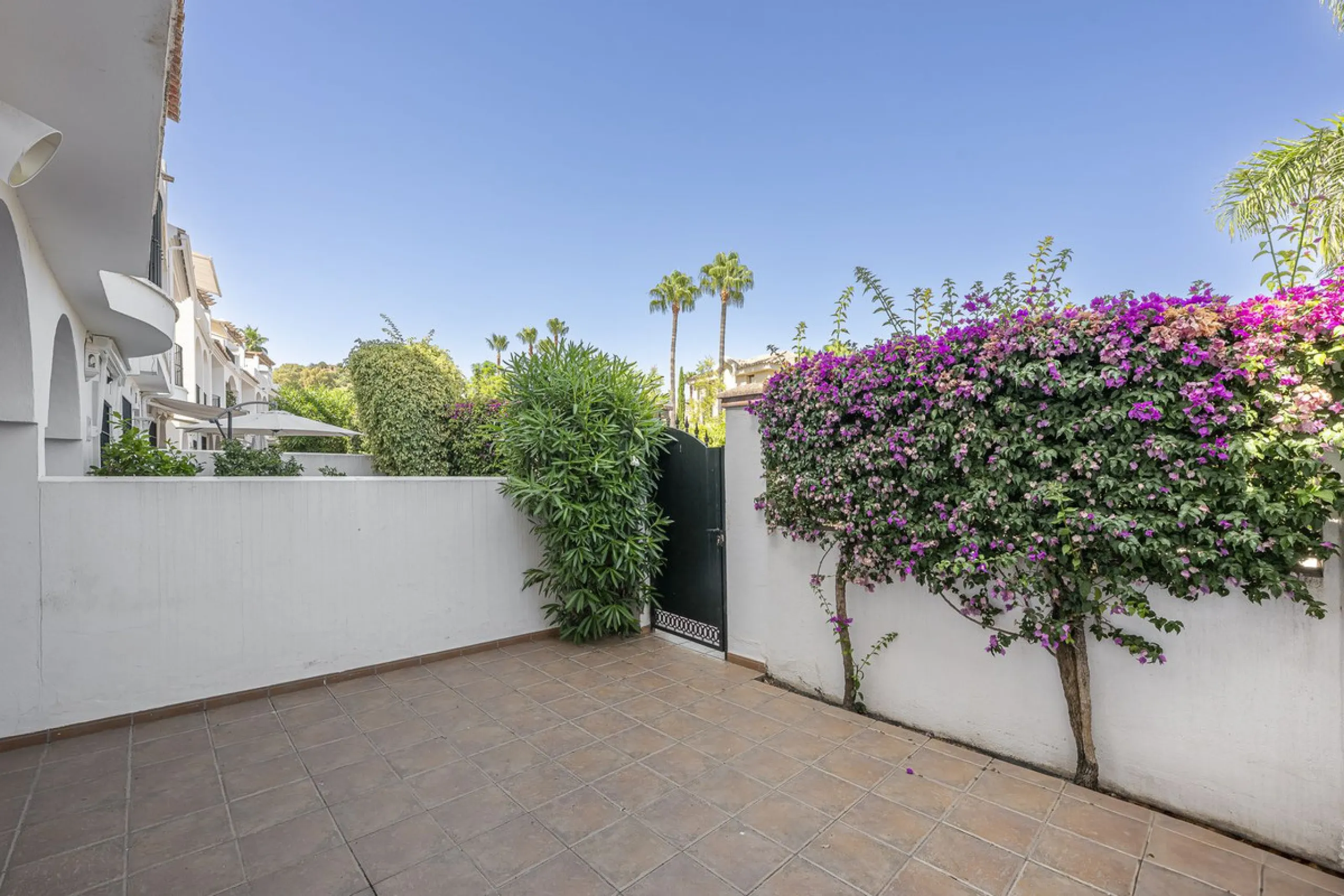 Elegant Family Townhouse in the Heart of Nueva Andalucía, Marbella´s  Golf ValleyWelcome to this beautifully maintained and spacious townhouse, ideally situated in the prestigious Golf Valley of Nueva Andalucía. This four-level home combines comfort, styl