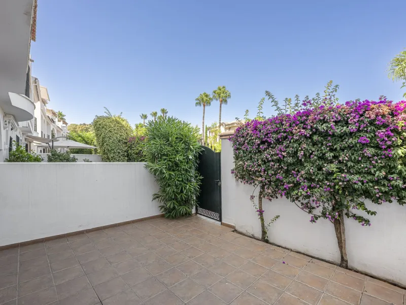 Elegant Family Townhouse in the Heart of Nueva Andalucía, Marbella´s  Golf ValleyWelcome to this beautifully maintained and spacious townhouse, ideally situated in the prestigious Golf Valley of Nueva Andalucía. This four-level home combines comfort, styl