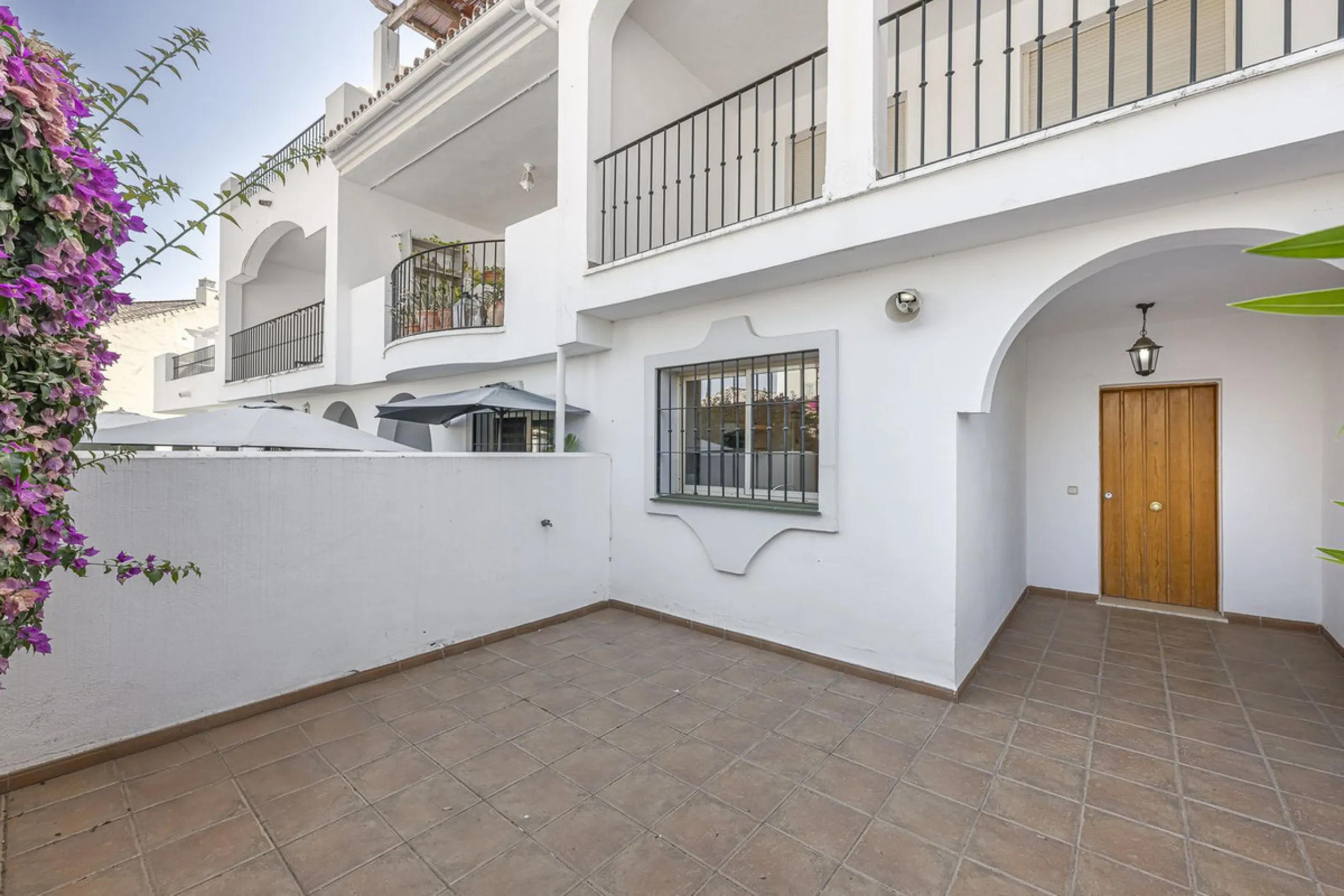 Elegant Family Townhouse in the Heart of Nueva Andalucía, Marbella´s  Golf ValleyWelcome to this beautifully maintained and spacious townhouse, ideally situated in the prestigious Golf Valley of Nueva Andalucía. This four-level home combines comfort, styl