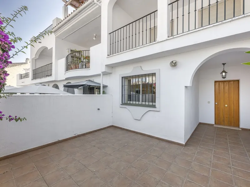 Elegant Family Townhouse in the Heart of Nueva Andalucía, Marbella´s  Golf ValleyWelcome to this beautifully maintained and spacious townhouse, ideally situated in the prestigious Golf Valley of Nueva Andalucía. This four-level home combines comfort, styl