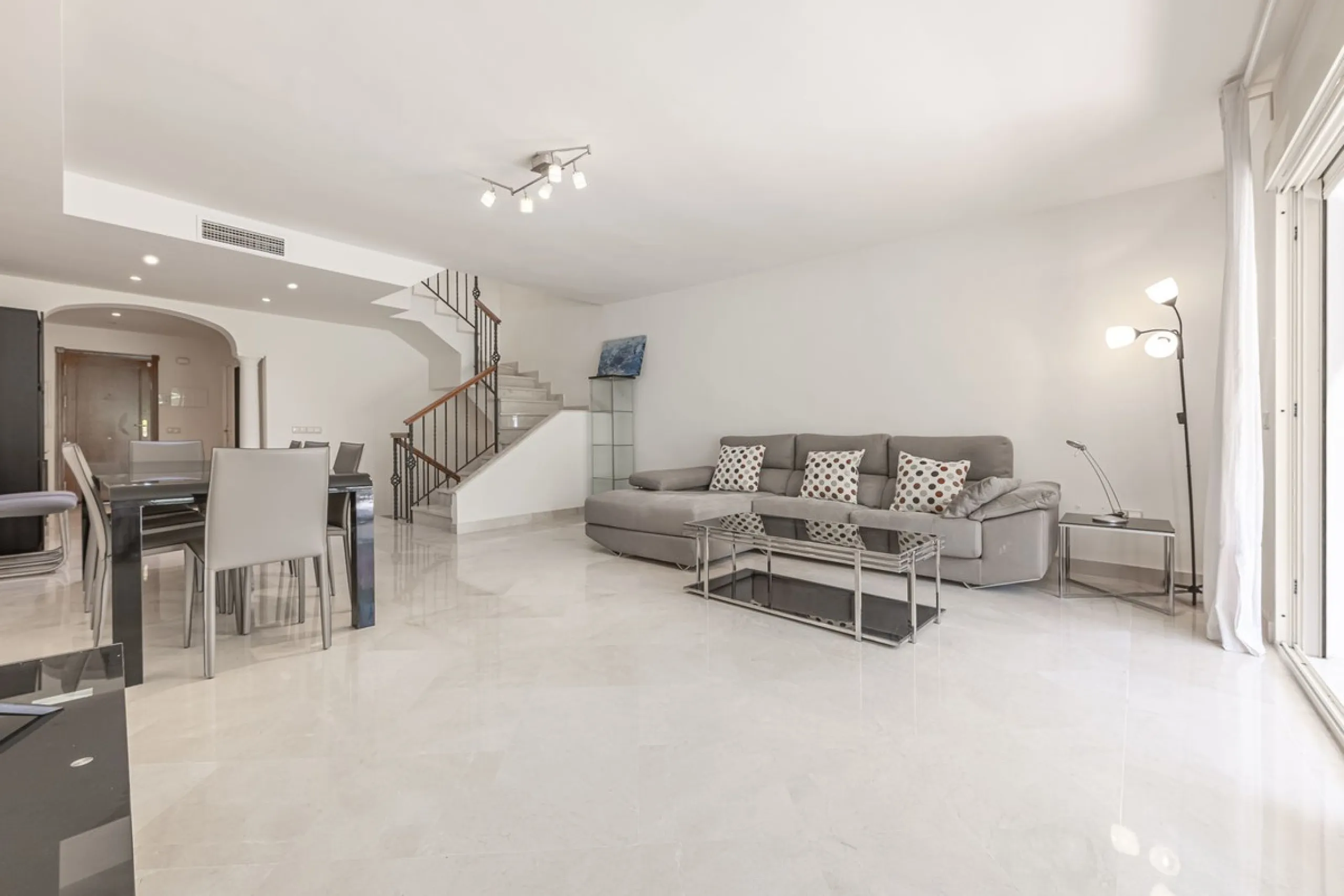 Elegant Family Townhouse in the Heart of Nueva Andalucía, Marbella´s  Golf ValleyWelcome to this beautifully maintained and spacious townhouse, ideally situated in the prestigious Golf Valley of Nueva Andalucía. This four-level home combines comfort, styl