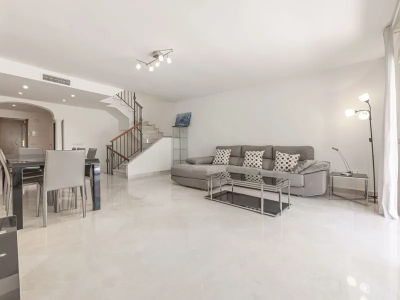 Elegant Family Townhouse in the Heart of Nueva Andalucía, Marbella´s  Golf ValleyWelcome to this beautifully maintained and spacious townhouse, ideally situated in the prestigious Golf Valley of Nueva Andalucía. This four-level home combines comfort, styl