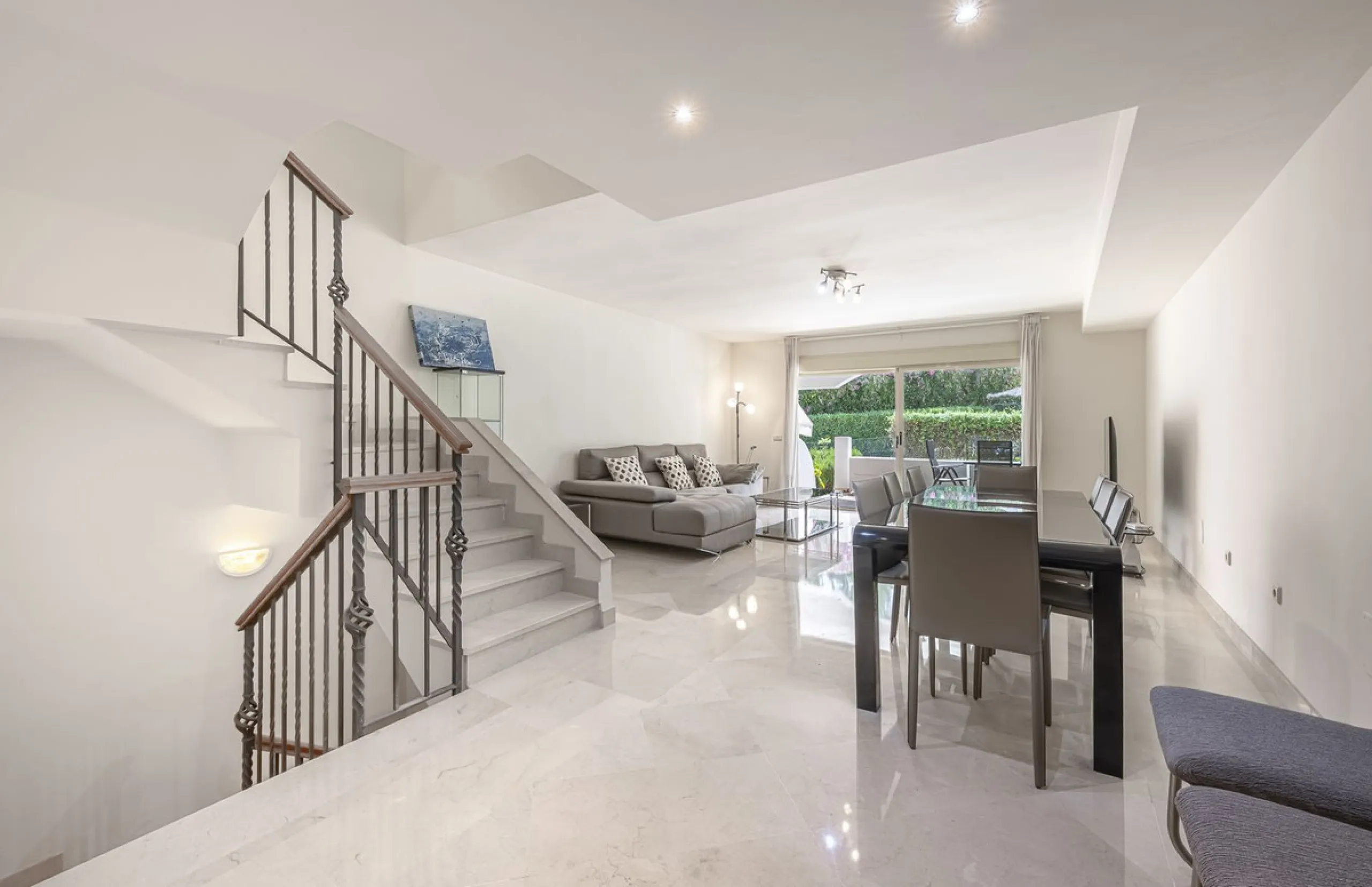 Elegant Family Townhouse in the Heart of Nueva Andalucía, Marbella´s  Golf ValleyWelcome to this beautifully maintained and spacious townhouse, ideally situated in the prestigious Golf Valley of Nueva Andalucía. This four-level home combines comfort, styl