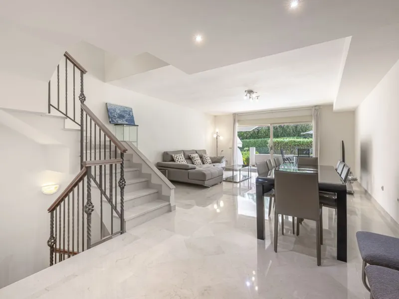 Elegant Family Townhouse in the Heart of Nueva Andalucía, Marbella´s  Golf ValleyWelcome to this beautifully maintained and spacious townhouse, ideally situated in the prestigious Golf Valley of Nueva Andalucía. This four-level home combines comfort, styl