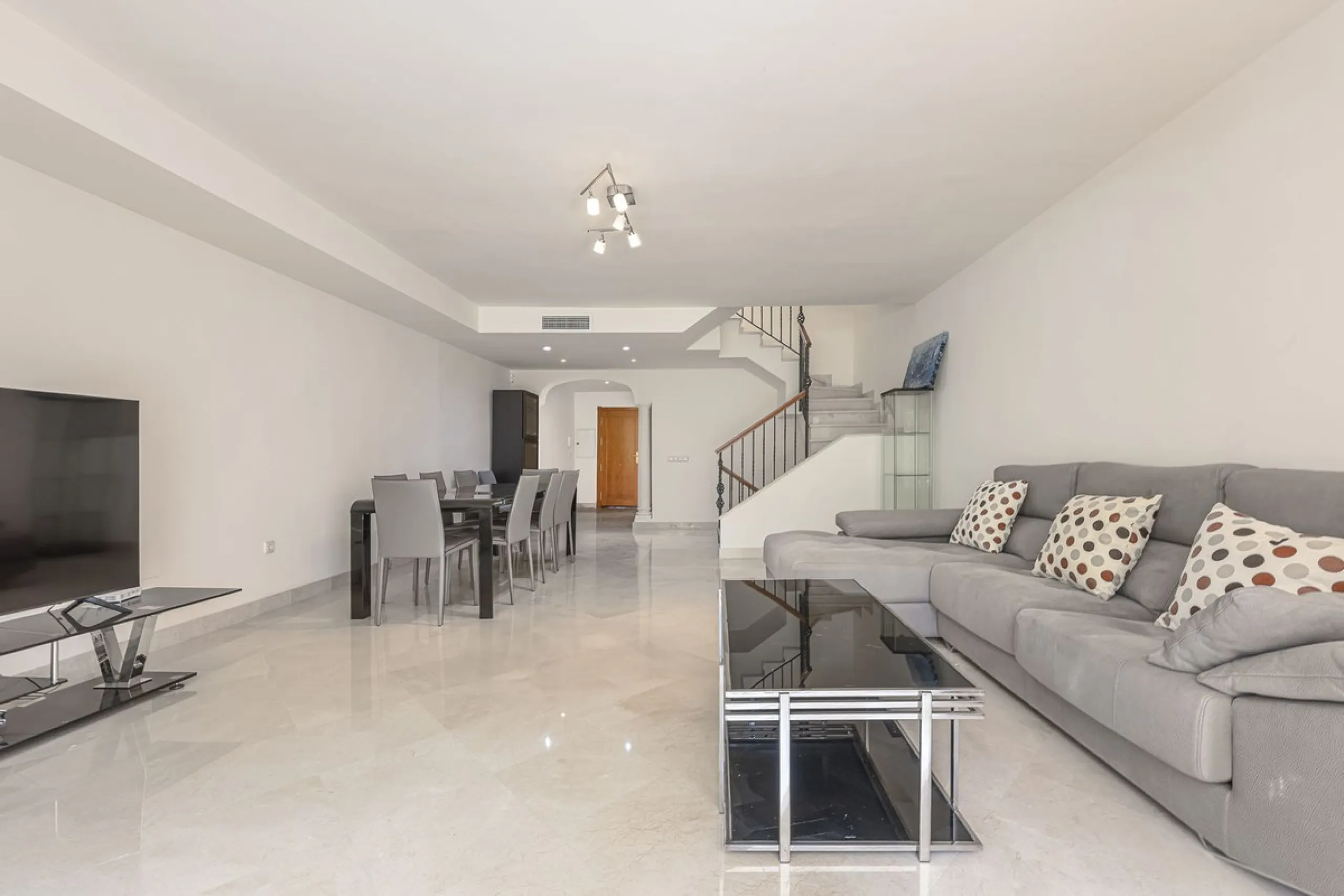 Elegant Family Townhouse in the Heart of Nueva Andalucía, Marbella´s  Golf ValleyWelcome to this beautifully maintained and spacious townhouse, ideally situated in the prestigious Golf Valley of Nueva Andalucía. This four-level home combines comfort, styl