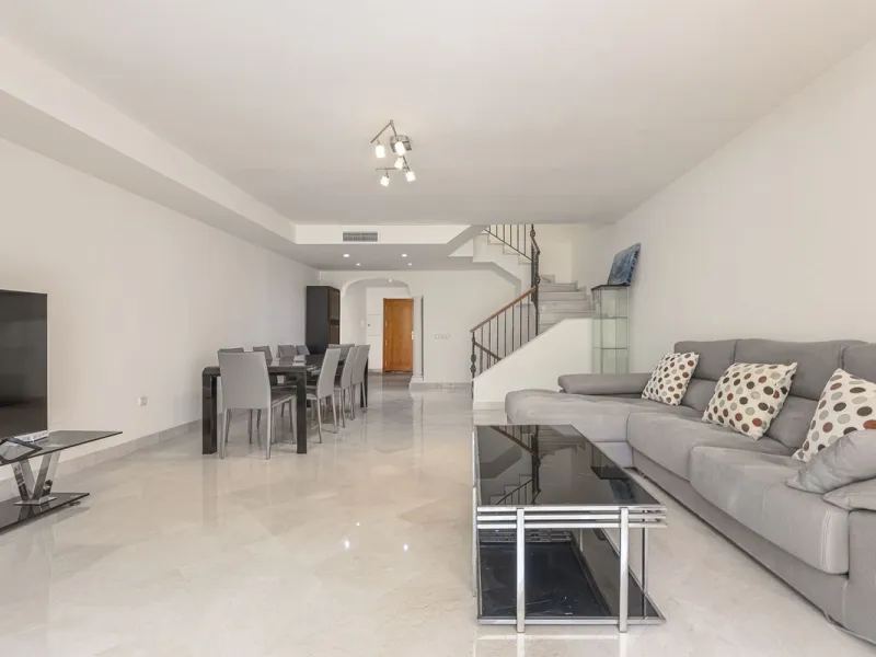 Elegant Family Townhouse in the Heart of Nueva Andalucía, Marbella´s  Golf ValleyWelcome to this beautifully maintained and spacious townhouse, ideally situated in the prestigious Golf Valley of Nueva Andalucía. This four-level home combines comfort, styl