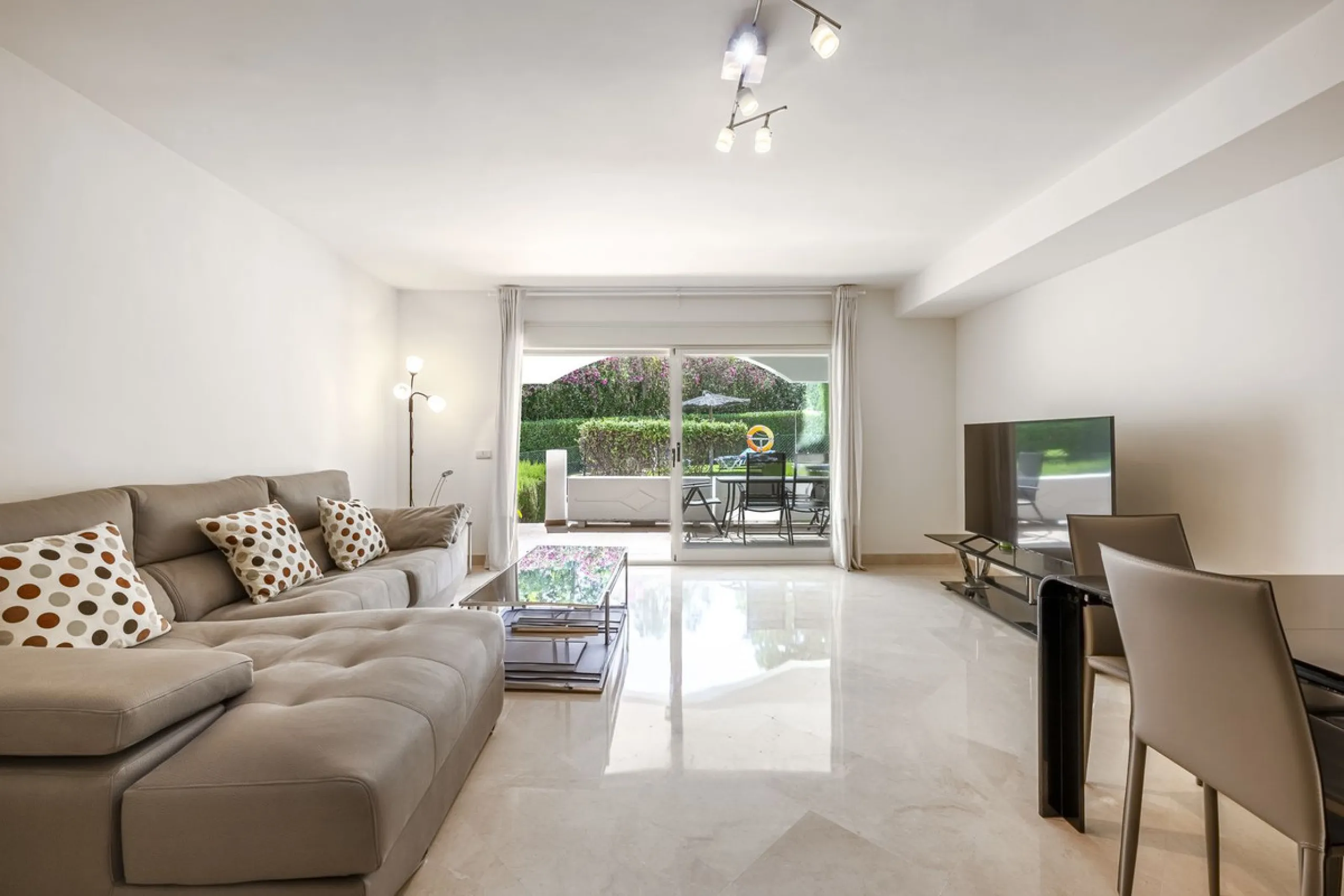 Elegant Family Townhouse in the Heart of Nueva Andalucía, Marbella´s  Golf ValleyWelcome to this beautifully maintained and spacious townhouse, ideally situated in the prestigious Golf Valley of Nueva Andalucía. This four-level home combines comfort, styl