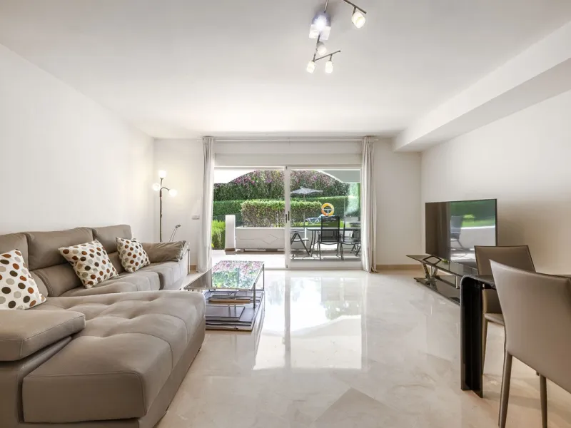 Elegant Family Townhouse in the Heart of Nueva Andalucía, Marbella´s  Golf ValleyWelcome to this beautifully maintained and spacious townhouse, ideally situated in the prestigious Golf Valley of Nueva Andalucía. This four-level home combines comfort, styl