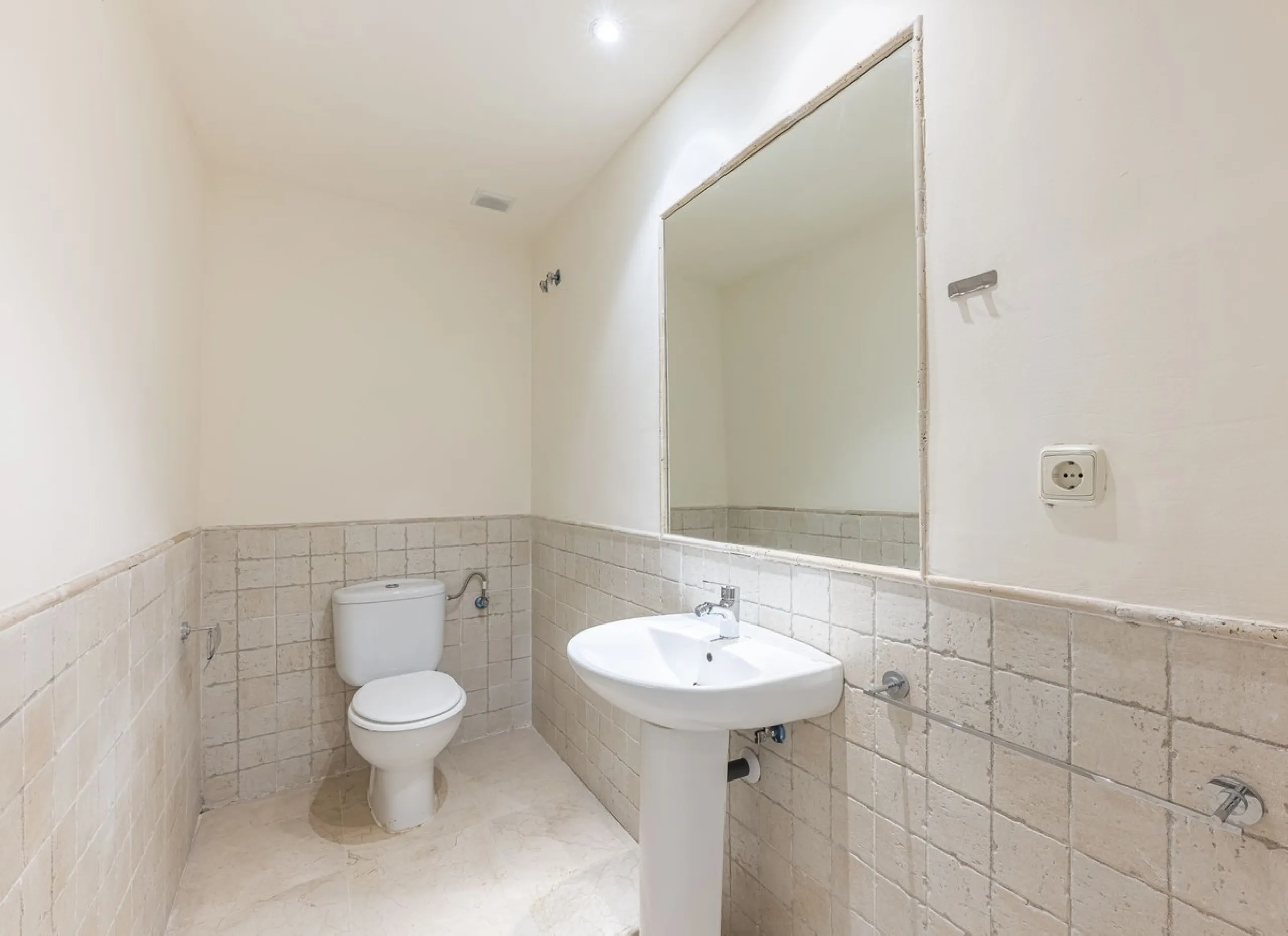 Elegant Family Townhouse in the Heart of Nueva Andalucía, Marbella´s  Golf ValleyWelcome to this beautifully maintained and spacious townhouse, ideally situated in the prestigious Golf Valley of Nueva Andalucía. This four-level home combines comfort, styl
