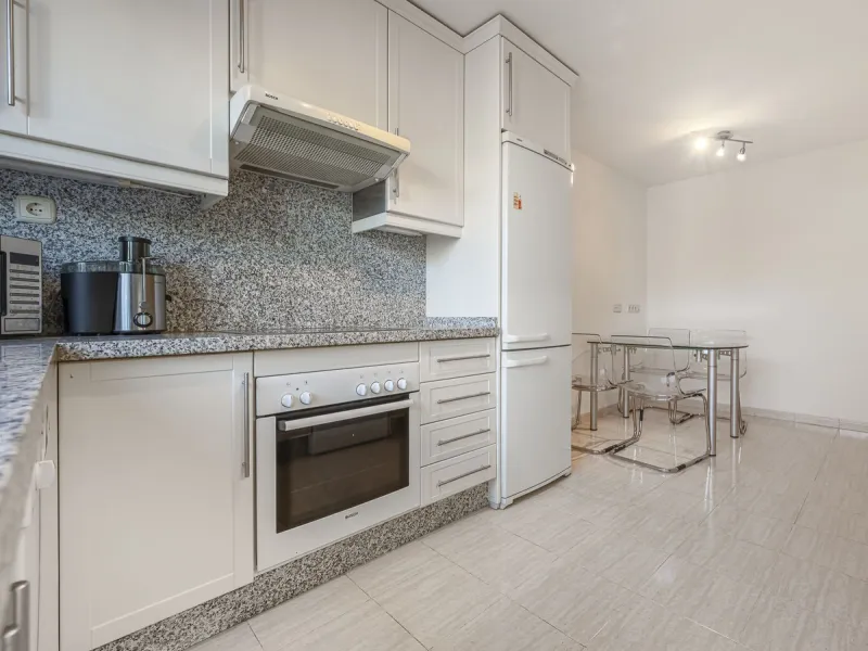Elegant Family Townhouse in the Heart of Nueva Andalucía, Marbella´s  Golf ValleyWelcome to this beautifully maintained and spacious townhouse, ideally situated in the prestigious Golf Valley of Nueva Andalucía. This four-level home combines comfort, styl