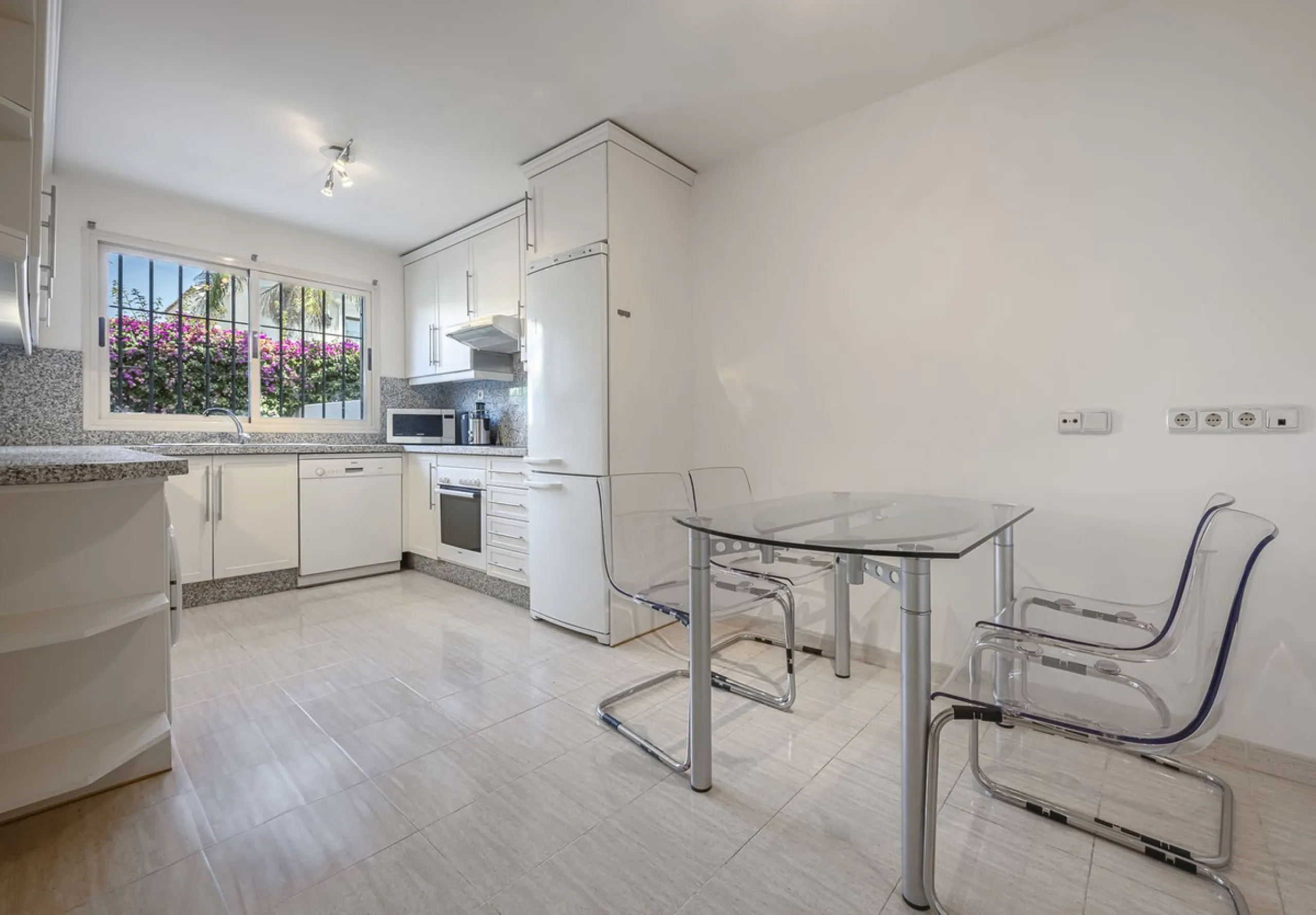 Elegant Family Townhouse in the Heart of Nueva Andalucía, Marbella´s  Golf ValleyWelcome to this beautifully maintained and spacious townhouse, ideally situated in the prestigious Golf Valley of Nueva Andalucía. This four-level home combines comfort, styl