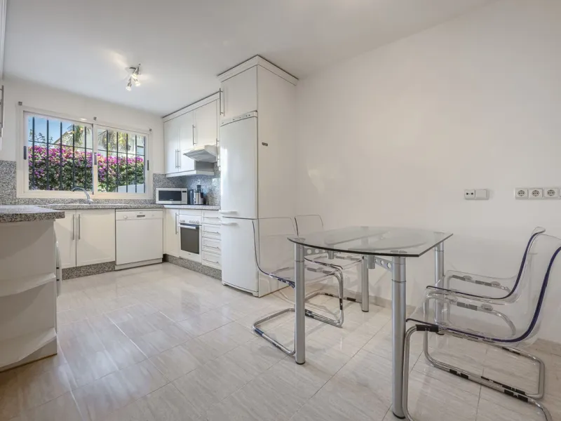 Elegant Family Townhouse in the Heart of Nueva Andalucía, Marbella´s  Golf ValleyWelcome to this beautifully maintained and spacious townhouse, ideally situated in the prestigious Golf Valley of Nueva Andalucía. This four-level home combines comfort, styl