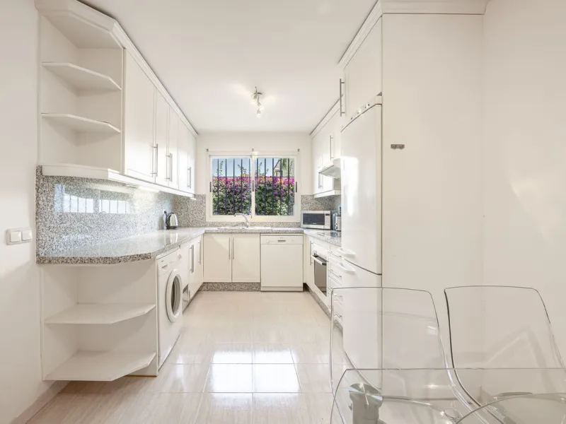 Elegant Family Townhouse in the Heart of Nueva Andalucía, Marbella´s  Golf ValleyWelcome to this beautifully maintained and spacious townhouse, ideally situated in the prestigious Golf Valley of Nueva Andalucía. This four-level home combines comfort, styl