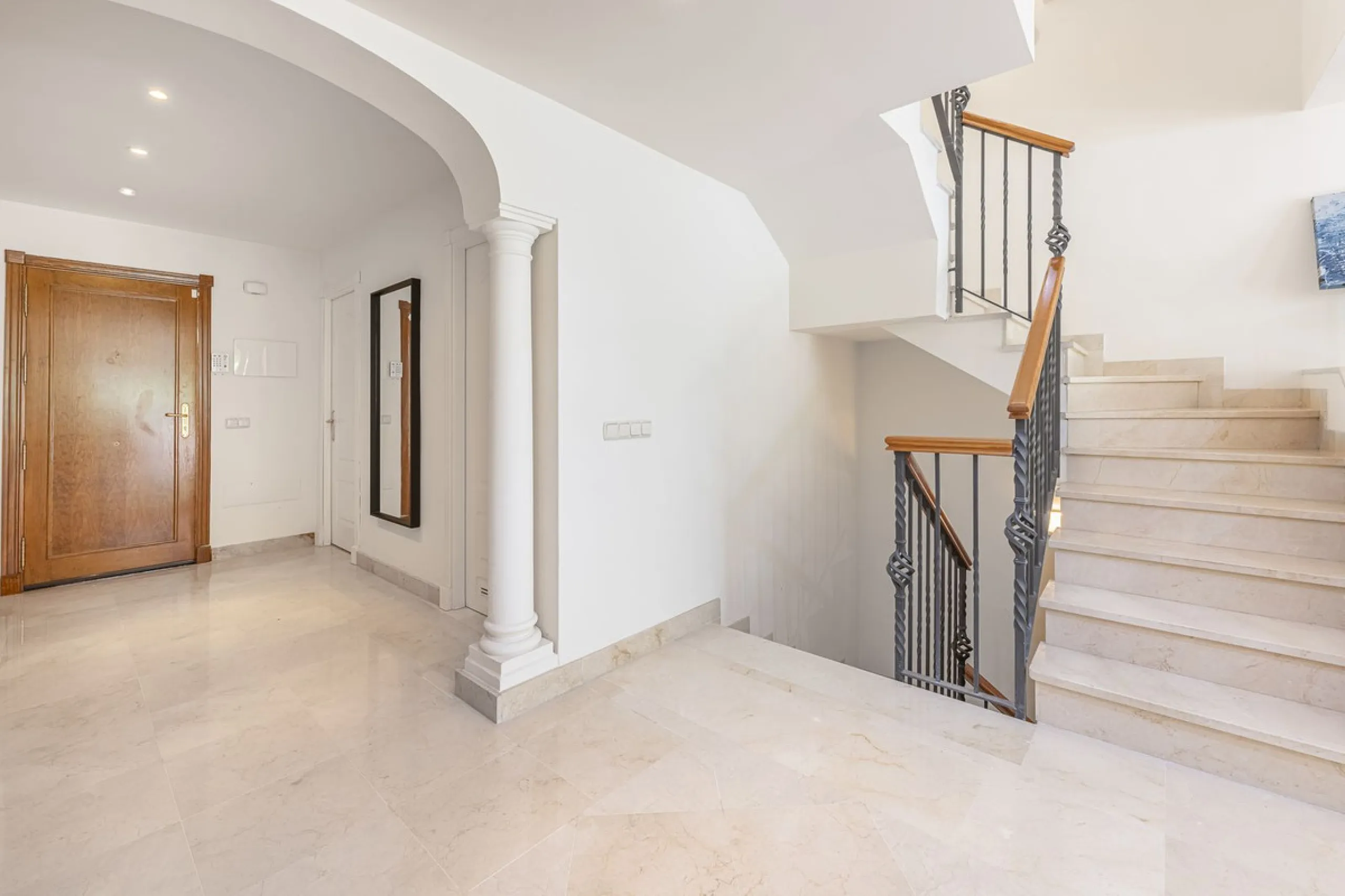 Elegant Family Townhouse in the Heart of Nueva Andalucía, Marbella´s  Golf ValleyWelcome to this beautifully maintained and spacious townhouse, ideally situated in the prestigious Golf Valley of Nueva Andalucía. This four-level home combines comfort, styl