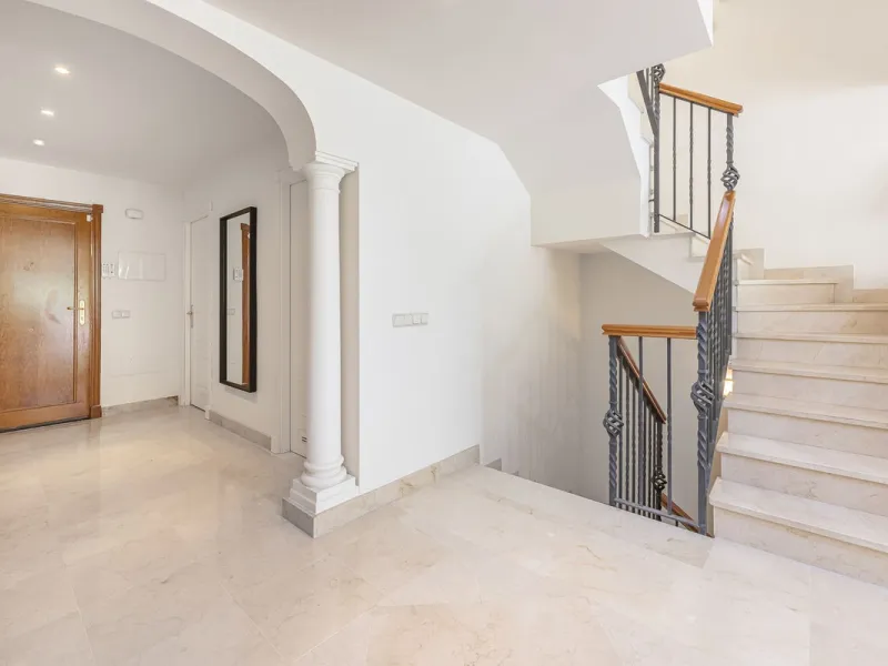 Elegant Family Townhouse in the Heart of Nueva Andalucía, Marbella´s  Golf ValleyWelcome to this beautifully maintained and spacious townhouse, ideally situated in the prestigious Golf Valley of Nueva Andalucía. This four-level home combines comfort, styl