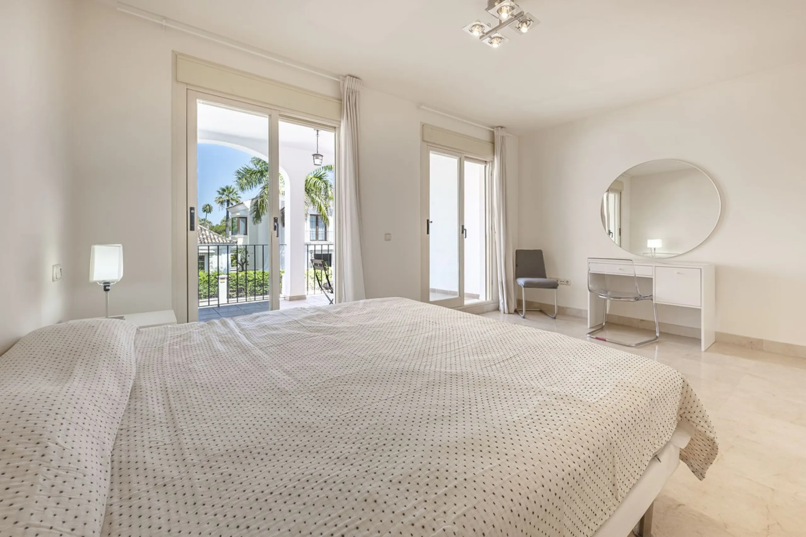 Elegant Family Townhouse in the Heart of Nueva Andalucía, Marbella´s  Golf ValleyWelcome to this beautifully maintained and spacious townhouse, ideally situated in the prestigious Golf Valley of Nueva Andalucía. This four-level home combines comfort, styl