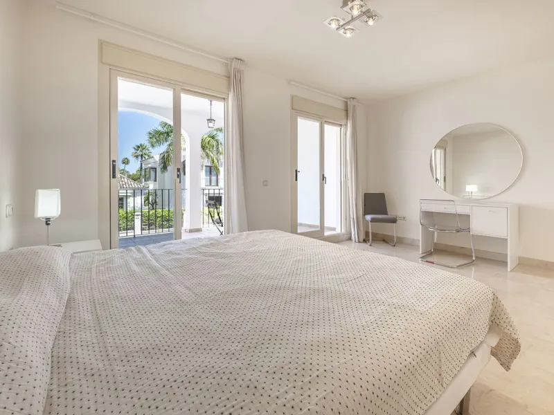 Elegant Family Townhouse in the Heart of Nueva Andalucía, Marbella´s  Golf ValleyWelcome to this beautifully maintained and spacious townhouse, ideally situated in the prestigious Golf Valley of Nueva Andalucía. This four-level home combines comfort, styl