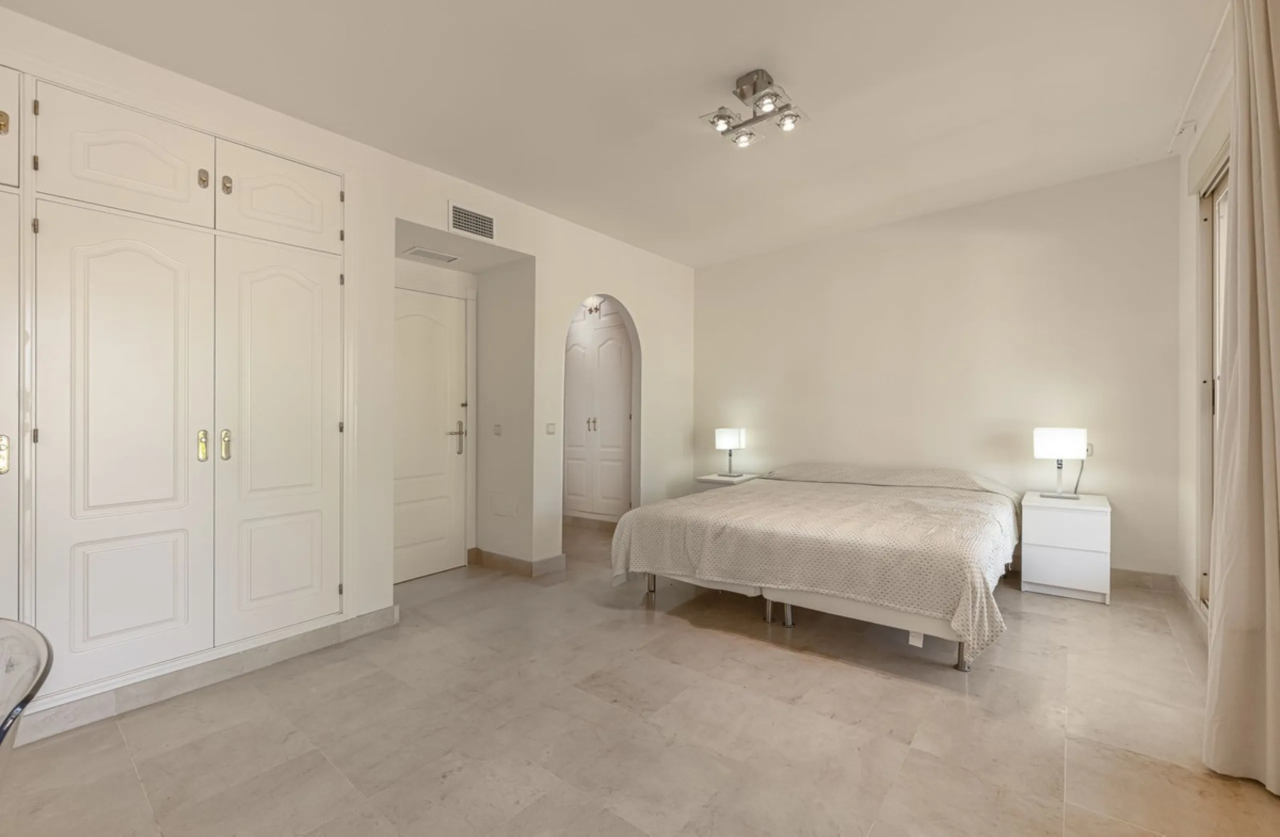 Elegant Family Townhouse in the Heart of Nueva Andalucía, Marbella´s  Golf ValleyWelcome to this beautifully maintained and spacious townhouse, ideally situated in the prestigious Golf Valley of Nueva Andalucía. This four-level home combines comfort, styl