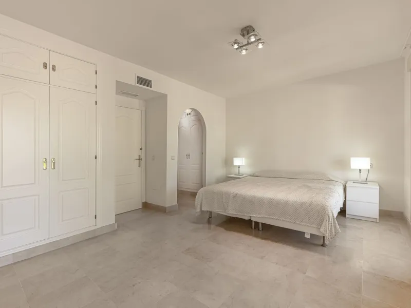 Elegant Family Townhouse in the Heart of Nueva Andalucía, Marbella´s  Golf ValleyWelcome to this beautifully maintained and spacious townhouse, ideally situated in the prestigious Golf Valley of Nueva Andalucía. This four-level home combines comfort, styl