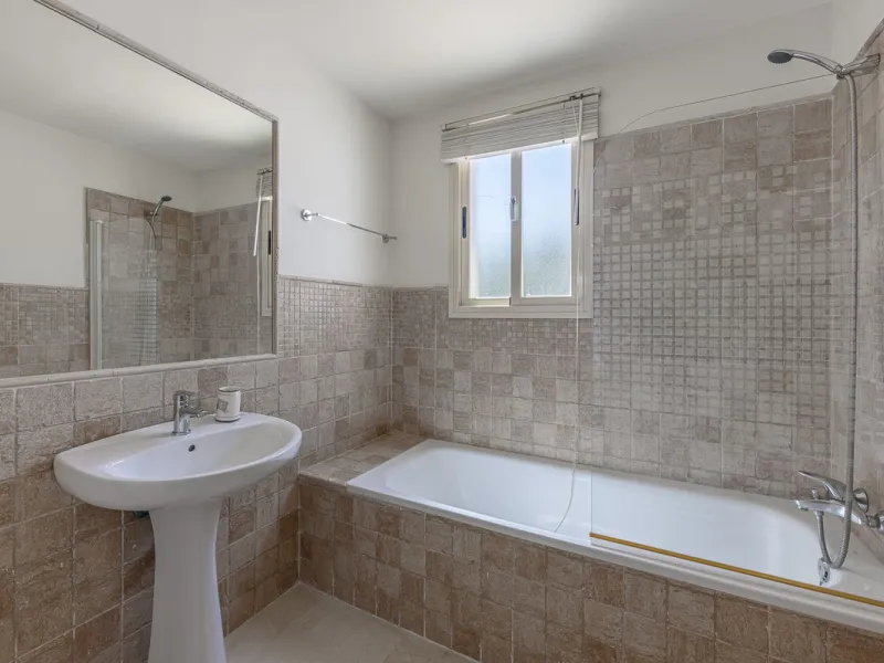 Elegant Family Townhouse in the Heart of Nueva Andalucía, Marbella´s  Golf ValleyWelcome to this beautifully maintained and spacious townhouse, ideally situated in the prestigious Golf Valley of Nueva Andalucía. This four-level home combines comfort, styl