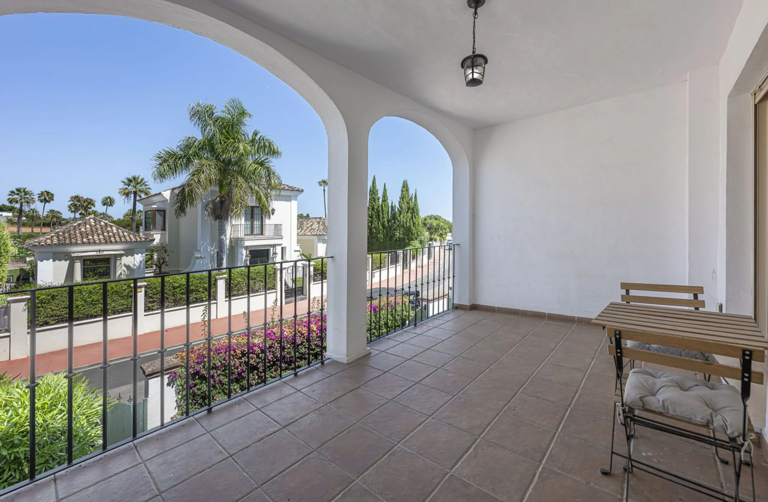 Elegant Family Townhouse in the Heart of Nueva Andalucía, Marbella´s  Golf ValleyWelcome to this beautifully maintained and spacious townhouse, ideally situated in the prestigious Golf Valley of Nueva Andalucía. This four-level home combines comfort, styl