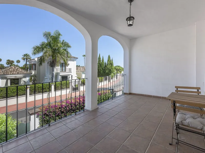 Elegant Family Townhouse in the Heart of Nueva Andalucía, Marbella´s  Golf ValleyWelcome to this beautifully maintained and spacious townhouse, ideally situated in the prestigious Golf Valley of Nueva Andalucía. This four-level home combines comfort, styl