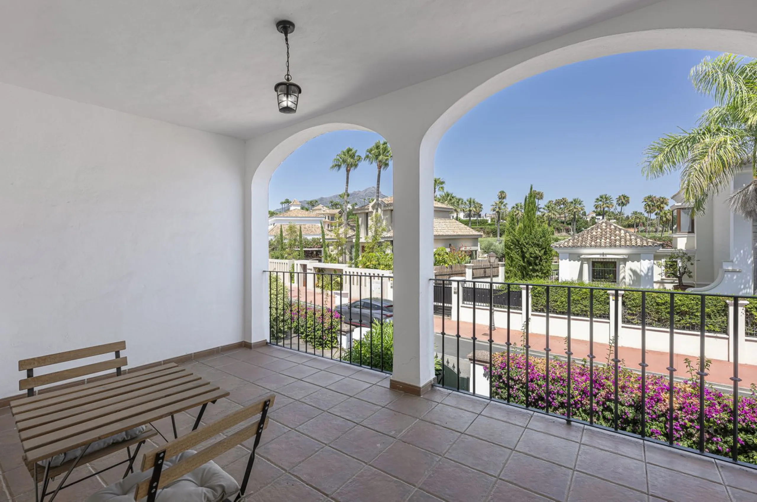 Elegant Family Townhouse in the Heart of Nueva Andalucía, Marbella´s  Golf ValleyWelcome to this beautifully maintained and spacious townhouse, ideally situated in the prestigious Golf Valley of Nueva Andalucía. This four-level home combines comfort, styl